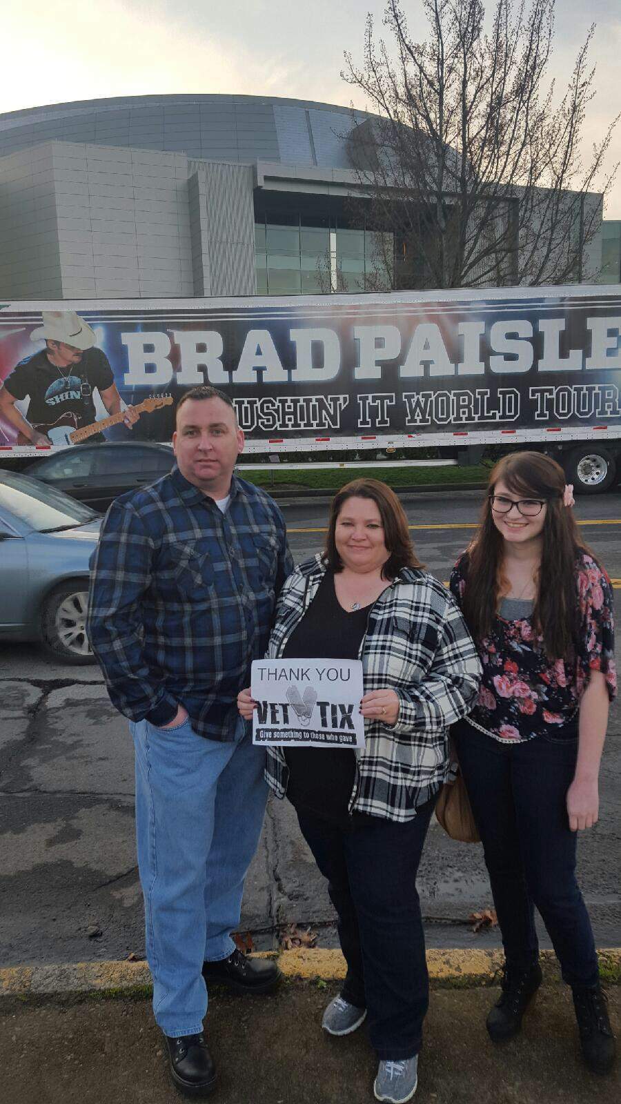 Brad Paisley - Crushin' It World Tour With Special Guests Eric Paslay and Cam