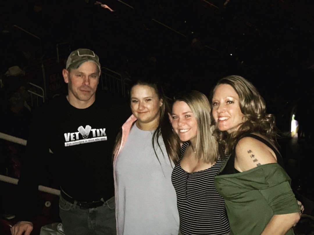 Brad Paisley - Life Amplified World Tour With Special Guest Chase Bryant and Rising-star Lindsay Ell