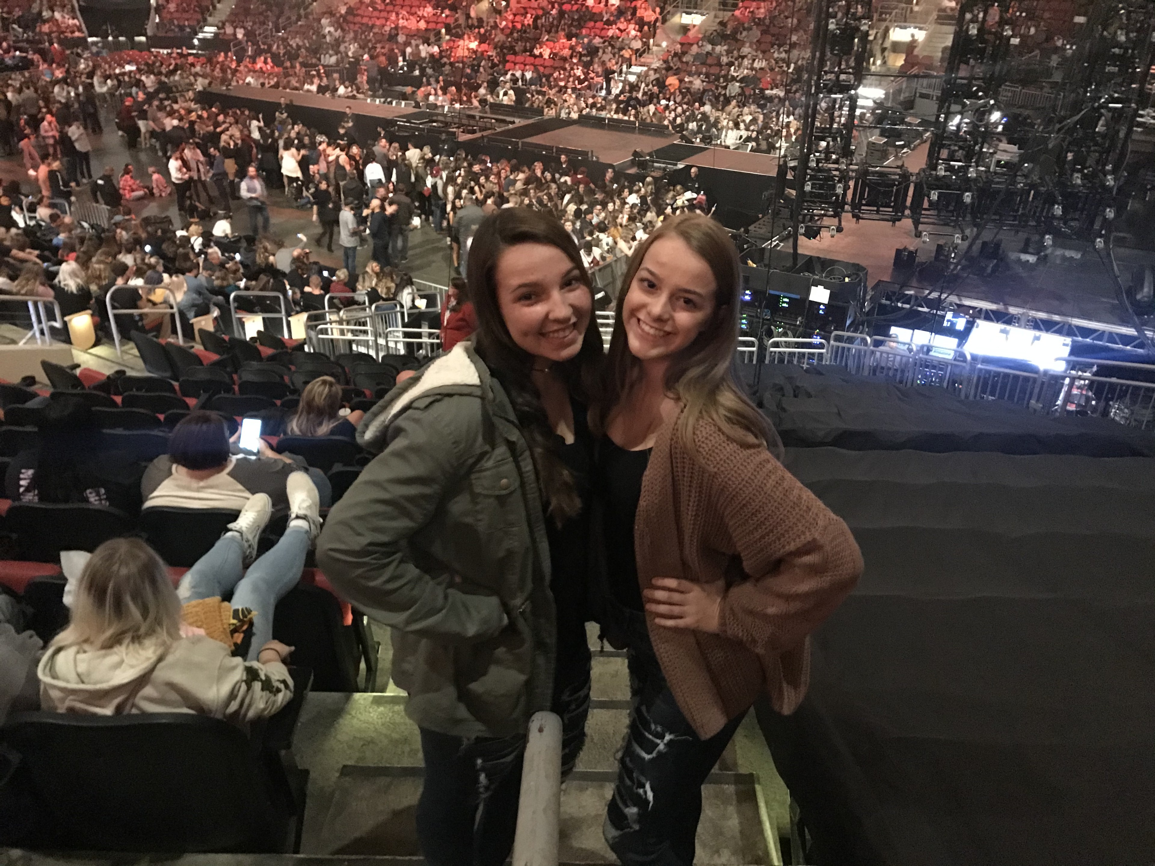 The Chainsmokers/5 Seconds of Summer/lennon Stella: World War Joy Tour