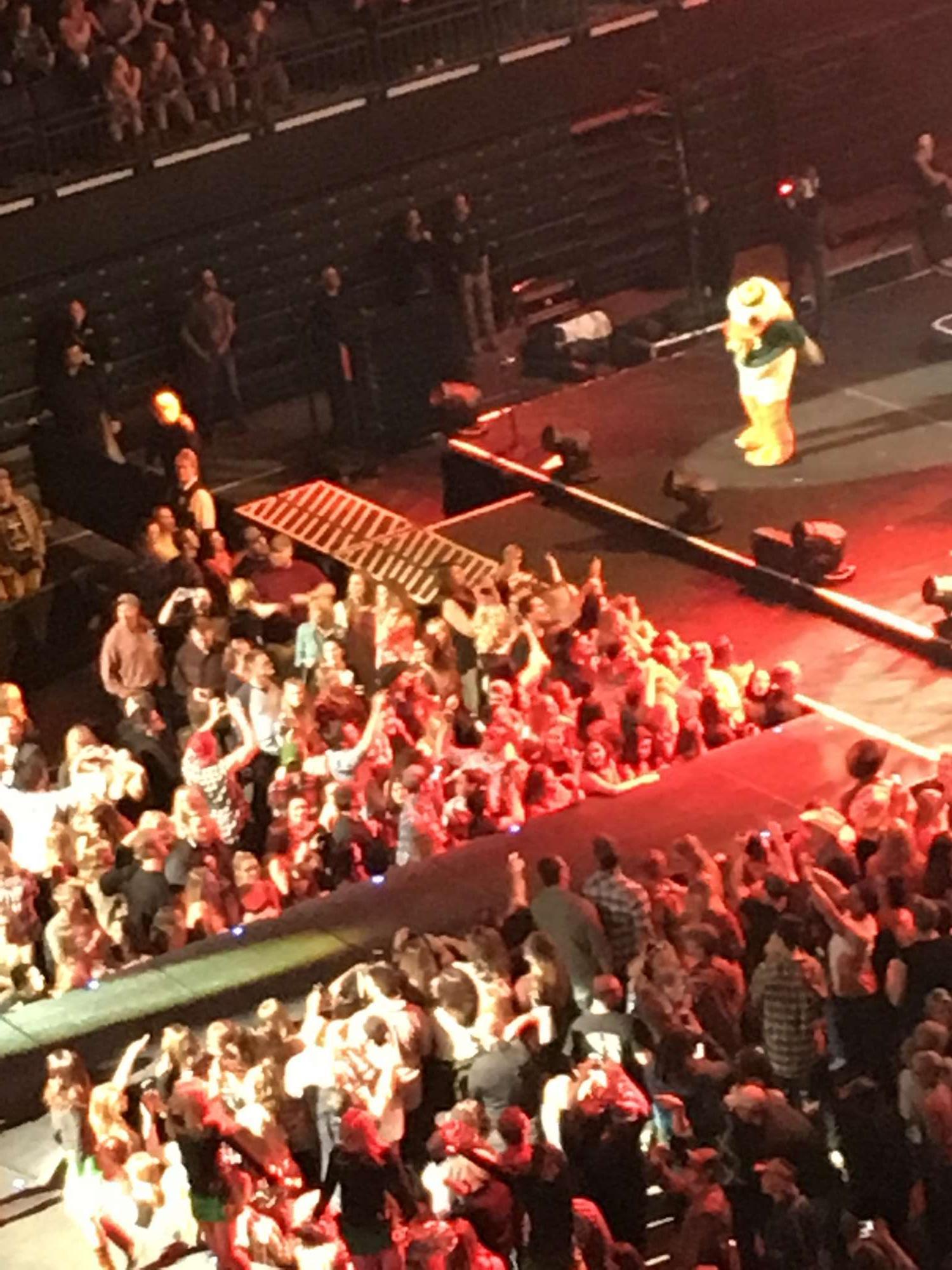 Brad Paisley - Crushin' It World Tour With Special Guests Eric Paslay and Cam