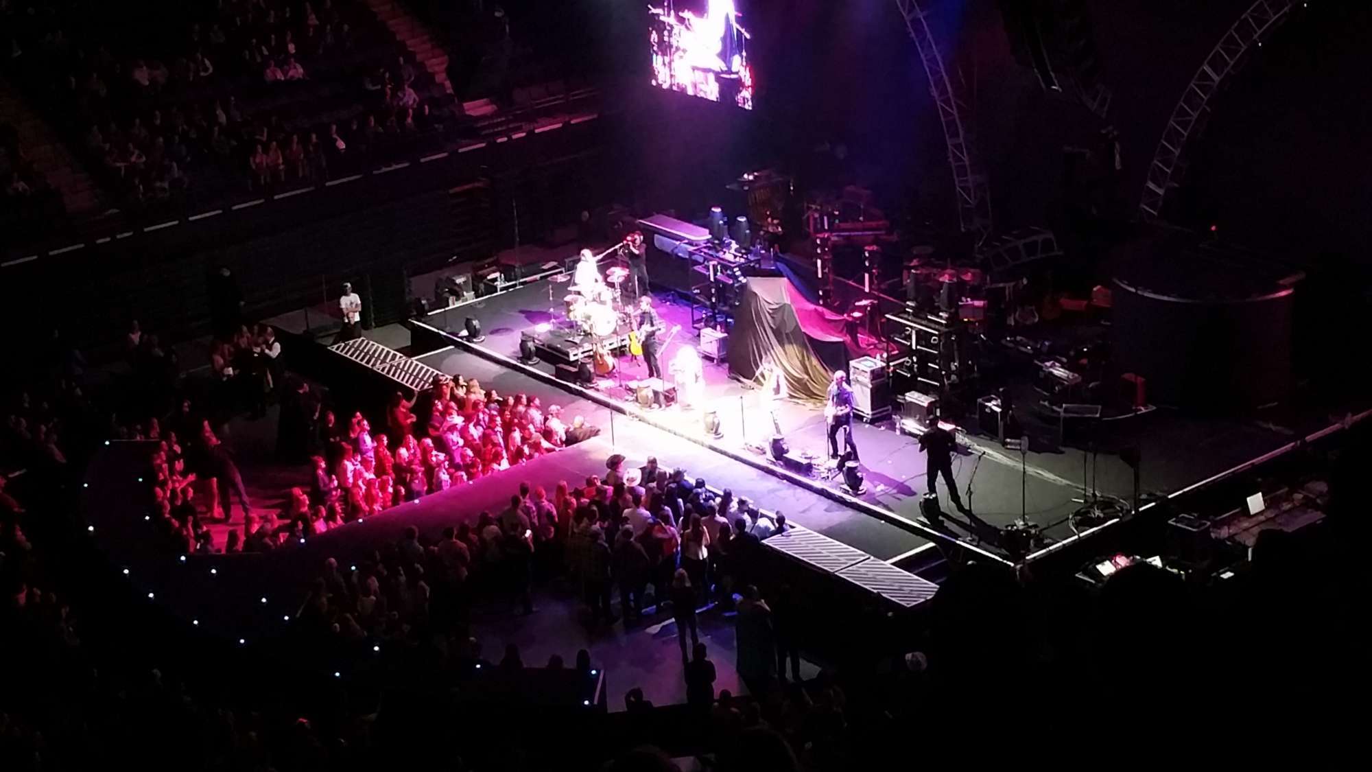 Brad Paisley - Crushin' It World Tour With Special Guests Eric Paslay and Cam