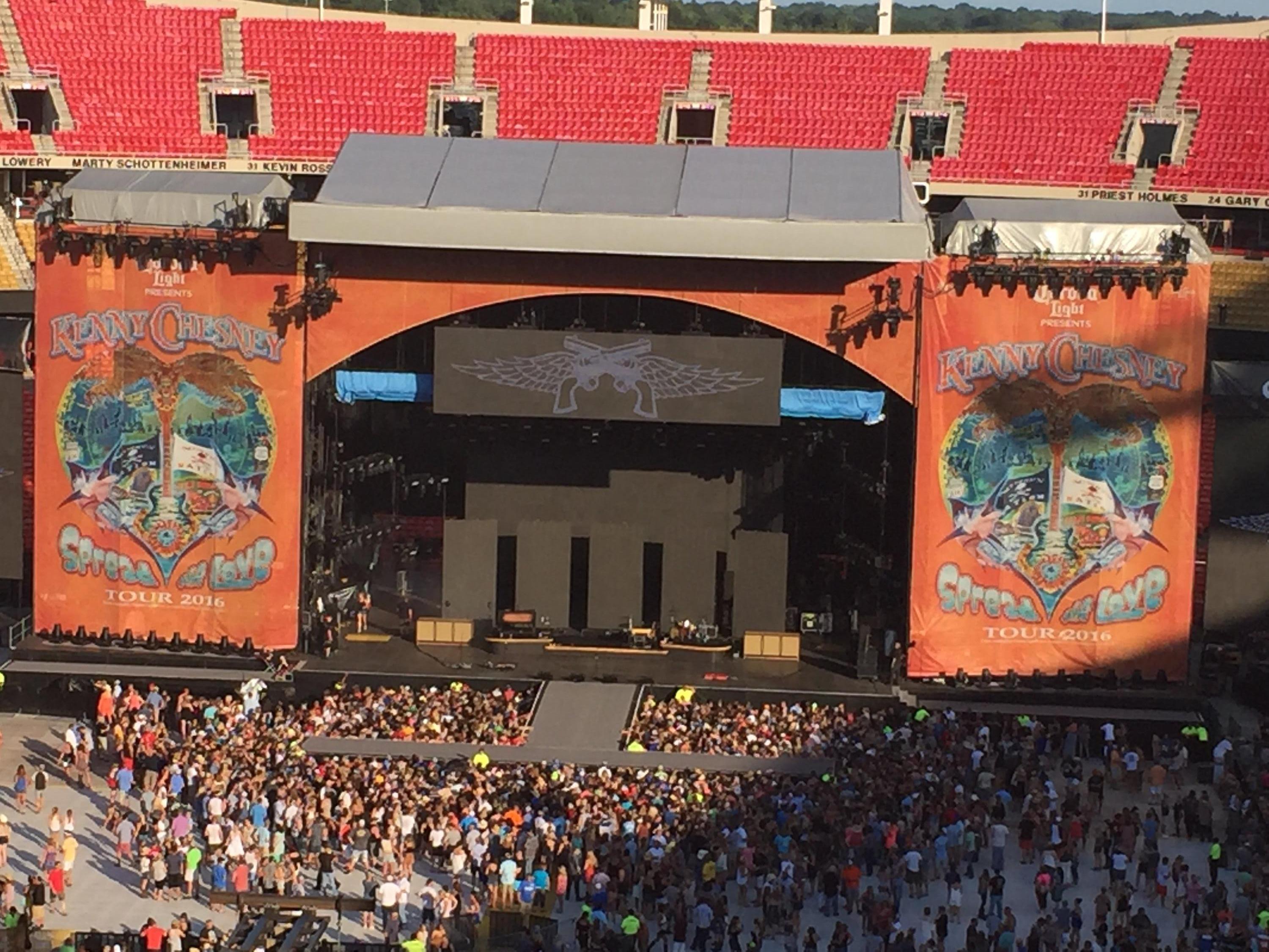 Kenny Chesney - Arrowhead Stadium.. The loudest stadium in the