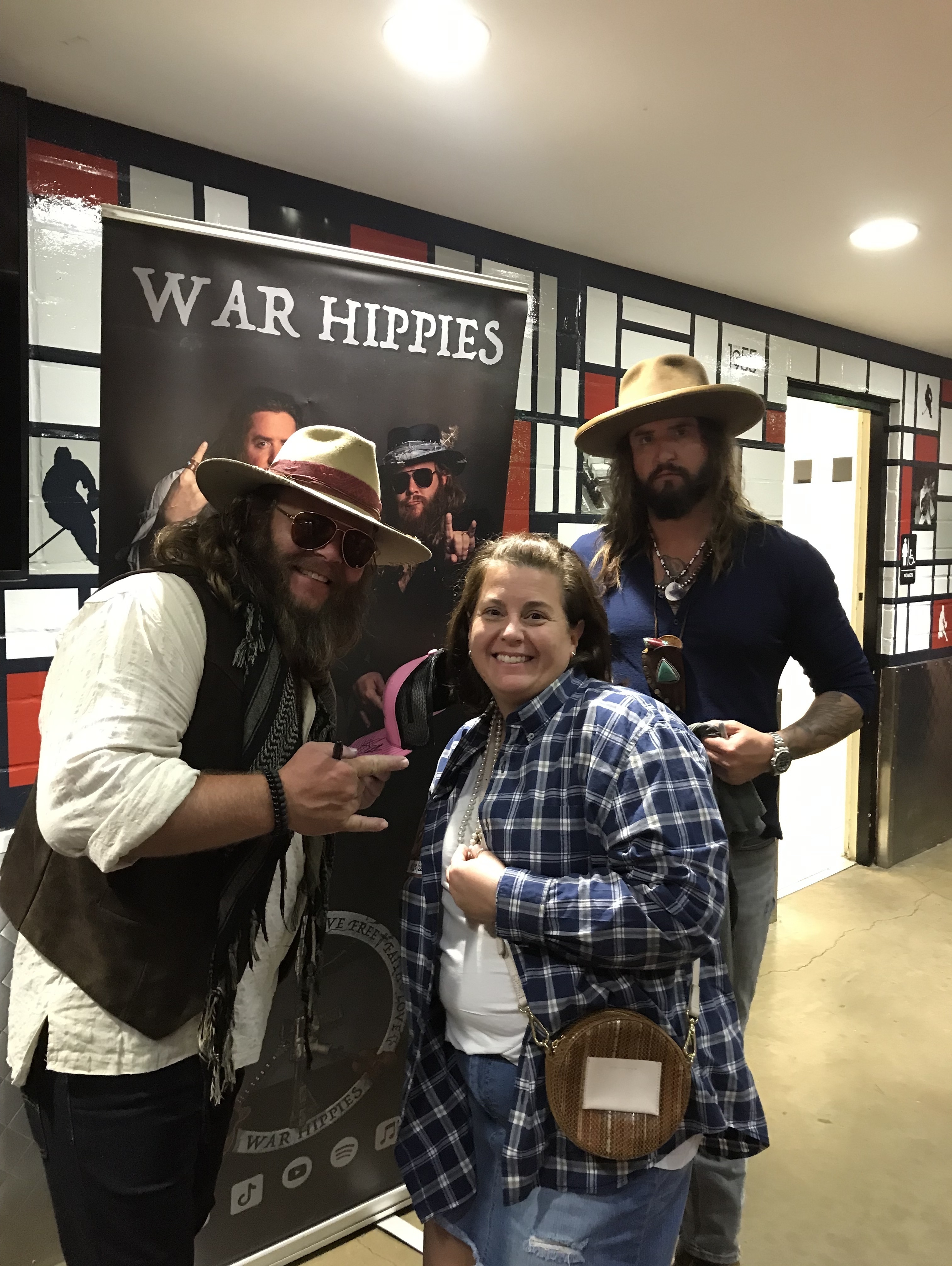 War Hippies, Travis Tritt perform, pose with fans during downtown Jackson  concert: in photos