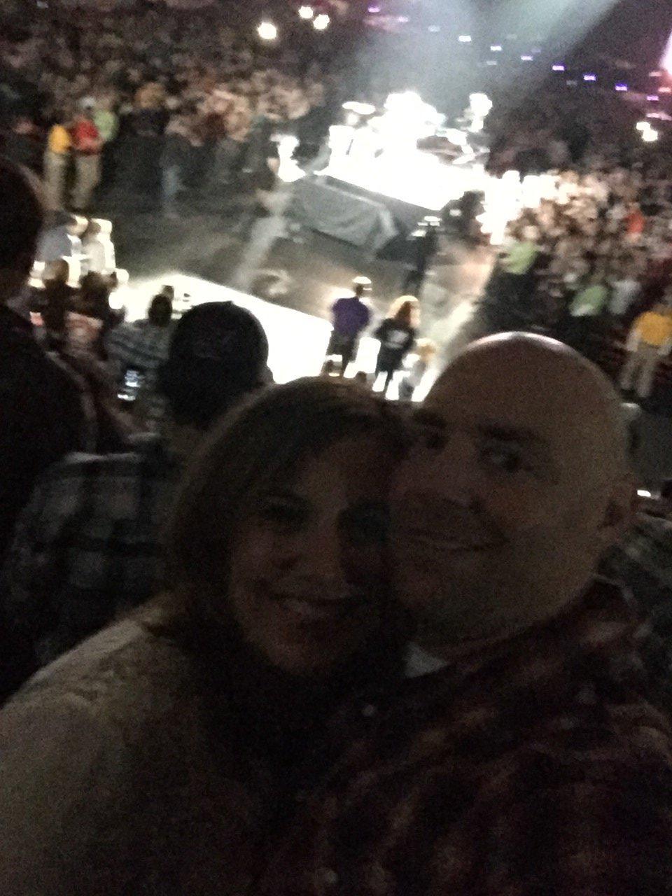Brad Paisley - Life Amplified World Tour With Special Guest Chase Bryant and Rising-star Lindsay Ell