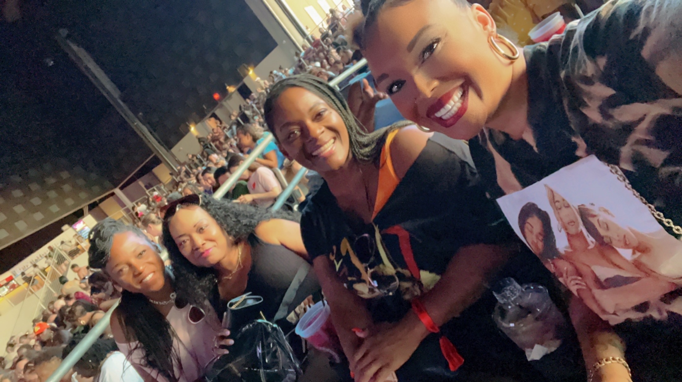 Hot Summer Nights With Tlc, Shaggy, En Vogue and Sean Kingston