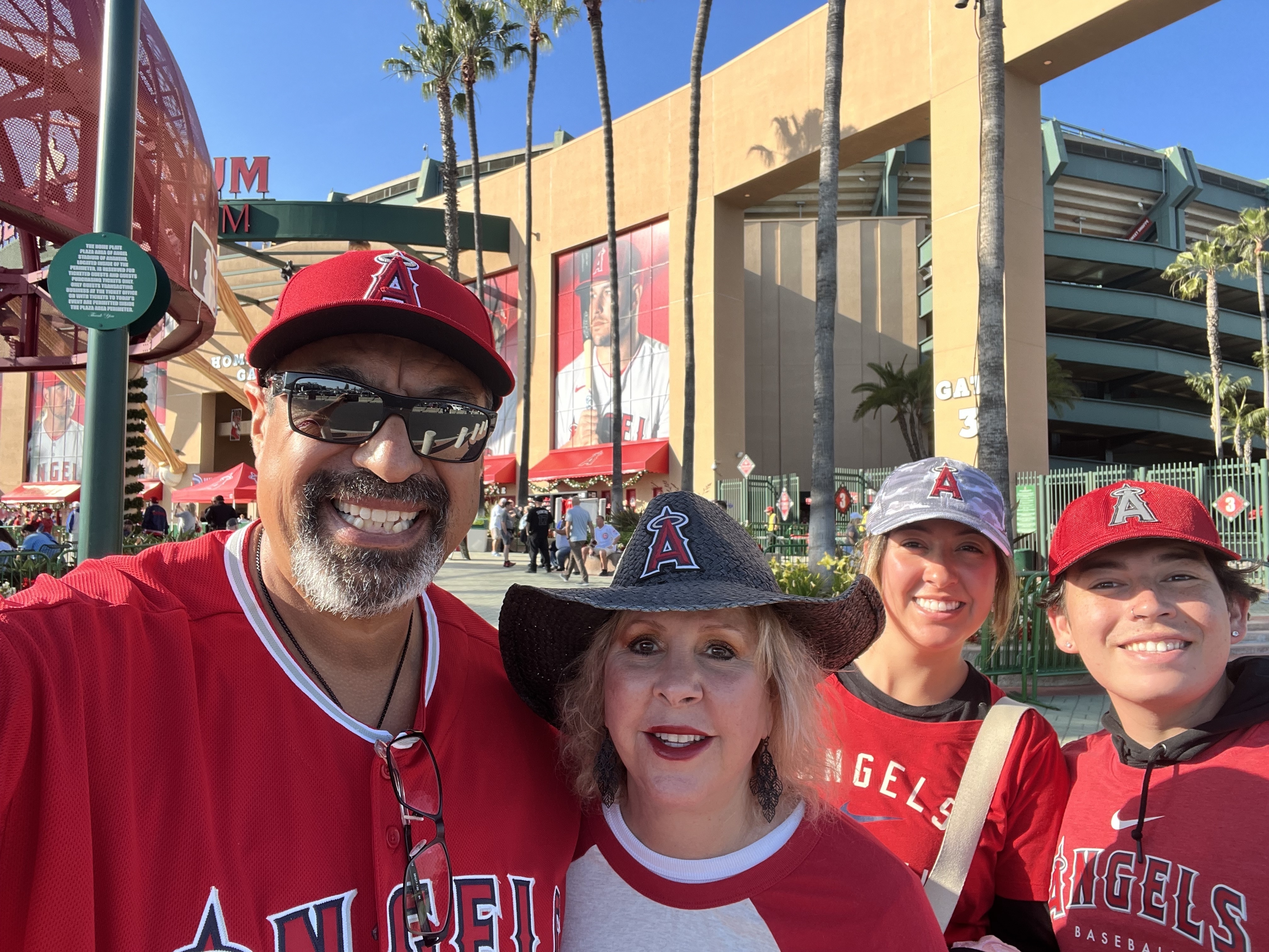 Mikey with his niece and nephew  Mike trout, Anaheim angels baseball,  Angels baseball team