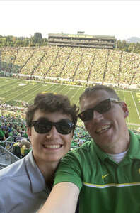 Oregon Ducks - NCAA Football vs University of Hawaii Rainbows