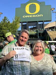 Oregon Ducks - NCAA Football vs University of Hawaii Rainbows