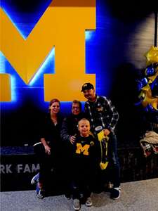 Michigan Wolverines - NCAA Men's Basketball vs Youngstown State Penguins